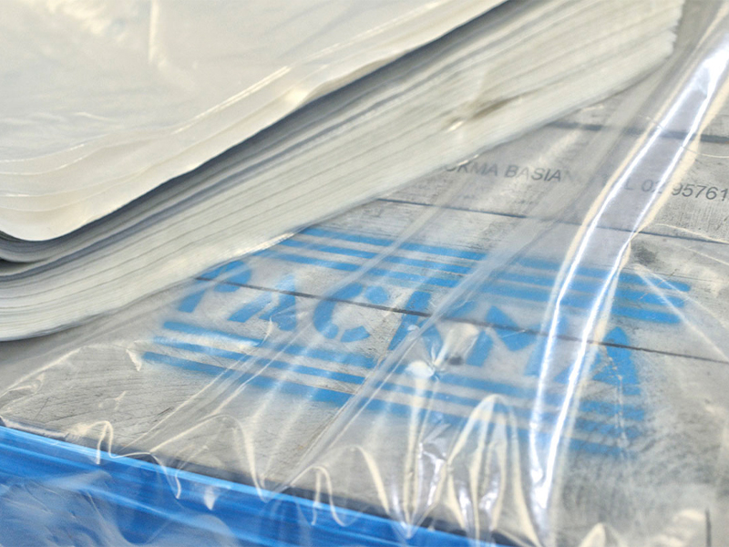 Bobine, fogli, sacchetti e cappucci realizzati con politene 100% riciclato e rigenerato - 2